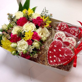 Коробка с прекрасной цветочной композицией и сладкими Валентинками